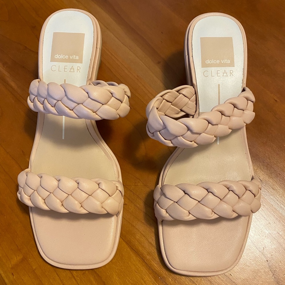 Dolce Vita NWOT Ronin Sandals in Cream Size 6.5